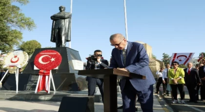 Cumhurbaşkanı Erdoğan, Lefkoşa’daki Atatürk Anıtı‘nı ziyaret etti