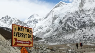 Everest Dağı'ndan dönen helikopter radardan kayboldu: En az 5 ölü