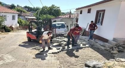 Kırsalda sokaklar parke taş ile örülüyor