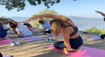 Bafa Gölü manzarasında yoga