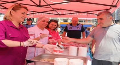 Başkan Hürriyet’ten İzmitlilere aşure ikramı