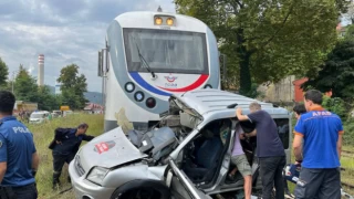 Yolcu treni araca çarptı, sürücü ağır yaralı