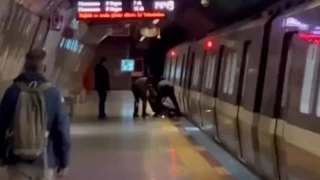 Metroda raylara düşen 17 yaşındaki genç, son anda kurtarıldı