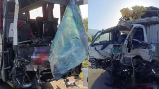 Afyonkarahisar’da yolcu otobüsüyle kamyonet çarpıştı: 3'ü ağır 17 yaralı