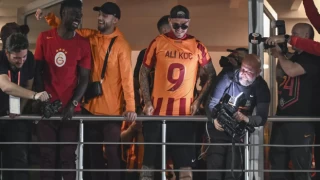 Galatasaray, şampiyonluğu taraftarıyla Florya'da kutladı: Icardi 'Ali Koç' yazılı forma giydi