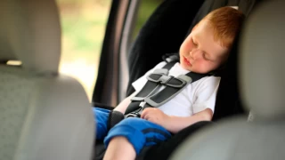 Sıcak arabada çocuk unutmanın tehlikeleri! Ne yapmalı?