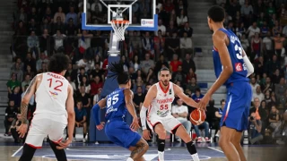 Fransa’ya 50 sayı farkla yenilen A Milli Basketbol Takımı, turnuvadan çekilme kararı aldı