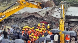 Hindistan'dan çöken 6 katlı binada, 7 kişi öldü