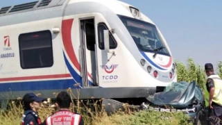 İzmir'de yolcu treni hafif ticari araçla çarpıştı; 3 kişi hayatını kaybetti