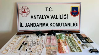 Kendini MİT görevlisi olarak tanıtan dolandırıcı ve beraberindeki iki kişi yakalandı