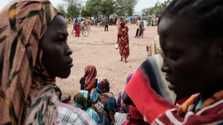 Sudanlı kadınlar yemek bulmak için askerlerle cinsel ilişkiye zorlanıyor