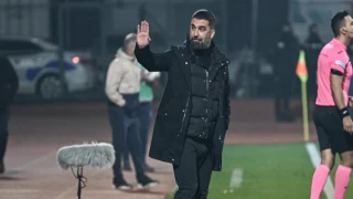 Arda Turan ilk Süper Lig maçında kırmızı kart yedi