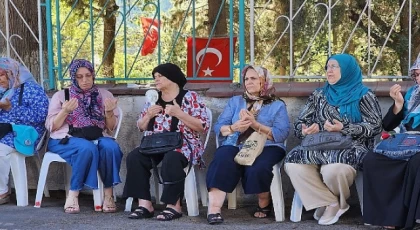 Gölcük Belediyesi, merkez üssü Gölcük olan 17 Ağustos Depreminin 25. yılında deprem şehitleri için mezarları başında anma töreni düzenledi