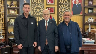 Mesut Özil, Devlet Bahçeli'yi ziyaret etti