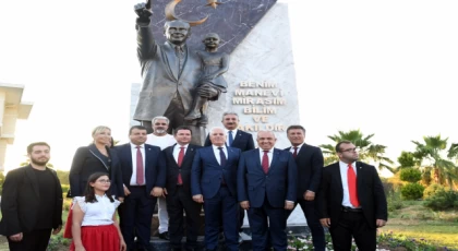 Osmangazi Belediyesi girişine Atatürk Anıtı