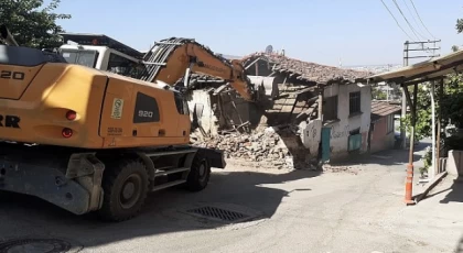 Osmangazi’de bir metruk bina daha yıkıldı