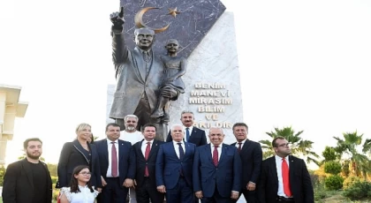 Zafer Bayramı, Atatürk Anıtı ile taçlandı