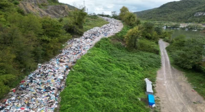 Bartın’da yola dökülen çöplere Bakanlık incelemesi!