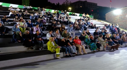 Bursa’da Atatürk Stadyumu Kütüphanesi önünde sinema keyfi