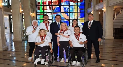 İBB Başkanı Ekrem İmamoğlu, Paris’te düzenlenen 2024 Paralimpik Oyunları’nda 1 altın, 1 gümüş ve 4 bronz madalya kazanan İBBSK sporcularını Saraçhane’de ağırladı