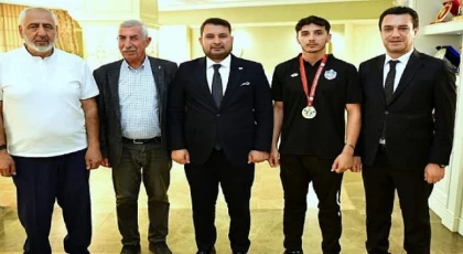 Kahramankazan Belediyespor Halter Takımı sporcusu Berat Ergün, Yıldızlar Türkiye Halter Şampiyonası’nda altın madalya kazandı