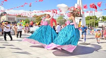 Manisa’da kurtuluş etkinlikleri çocukları sevindirdi