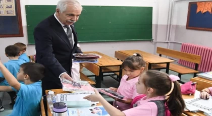 Okulun ilk gününde öğrencilere defter ve kırtasiye desteği Keşan Belediyesi’nden