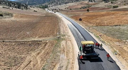 Selçuklu Belediyesi sürdürdüğü yol genişletme ve sıcak asfalt çalışmaları ile dış mahallelerin yol kalitesini ve ulaşım konforunu arttırıyor