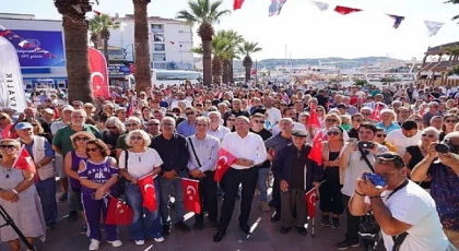 Ayvalık’ta 8 Ekim Salı günü sabah saatlerinde Atatürk Anıtı’na yapılan saldırıya vatandaşlardan tepki yağdı.