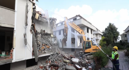 Bakırköy’de riskli binalar güvenli hale geliyor... 5 binada yıkım başladı