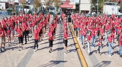 Başkan Topaloğlu’ndan 430 dansçı karşısında zeybek