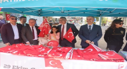 Çiftçi, Çayırovalılara Türk Bayrağı dağıttı