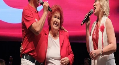 Cumhuriyet Bayramı Kemer’de Selda Bağcan ile coşkuyla kutlandı