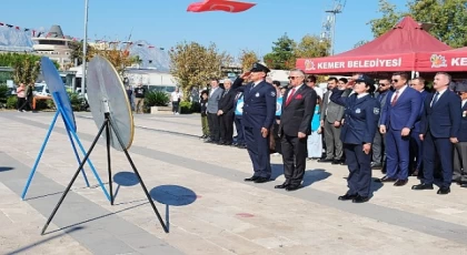 Cumhuriyet’in 101. yılı dolayısıyla Kemer’de tören düzenlendi.