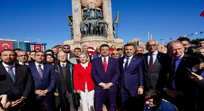 Ekrem İmamoğlu Türkiye Cumhuriyeti’nin 101’inci kuruluş yıldönümü, Taksim Cumhuriyet Anıtı’nda gerçekleştirilen çelenk koyma töreniyle kutlandı