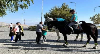 Elazığ’da Atlı Jandarma Timi’ne yoğun ilgi