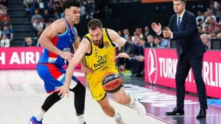 Fenerbahçe Beko, Anadolu Efes'i deplasmanda 83-78 mağlup etti