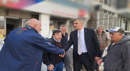 Gölcük Belediye Başkanı Ali Yıldırım Sezer, vatandaşlar ve esnafla bir araya gelerek ilçede devam eden çalışmalar hakkında bilgiler verdi.