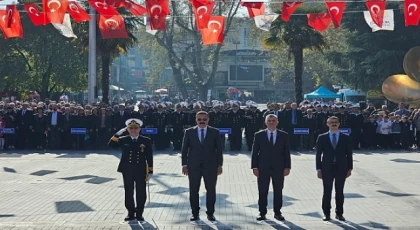 Gölcük’te 29 Ekim Cumhuriyet Bayramı’nın 101. yıldönümü kapsamında Anıtpark’ta Atatürk Anıtı’na çelenk sunma töreni düzenlendi.