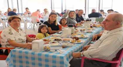 İzmit’te ’Gülümse Kahvaltı Evi’ misafirlerini ağırlıyor