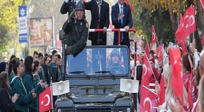 Kadıköy’de Büyük Cumhuriyet Yürüyüşü Öncesi Renkli Görüntüler