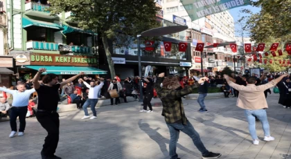 Kocaeli’de davul ve zurna eşliğinde zeybek gösterisi