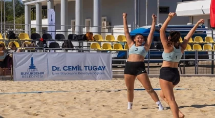 Liseli gençlerden plaj voleybolu ve müzik şöleni