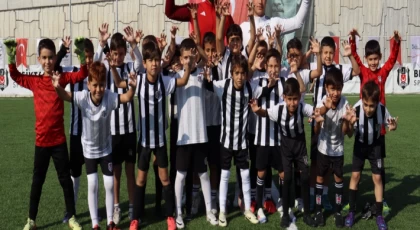 Minik futbolcular İzmit Belediyesi Cumhuriyet Bayramı Futbol Şöleninde doyasıya eğlendi 