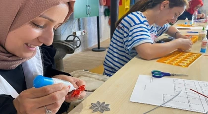 Quilling kâğıtlarını sanata dönüştürdüler