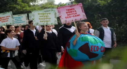 Sakarya’da gençler çöp ve pankartlarla Sapanca Gölü’nden çağrı yaptı