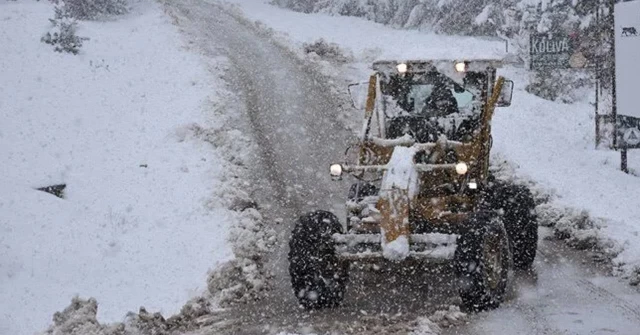 Artvin'de kar yağışı nedeniyle 38 köy yolu ulaşıma kapandı