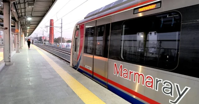 Marmaray'da 15 yaşındaki kız raylara atladı