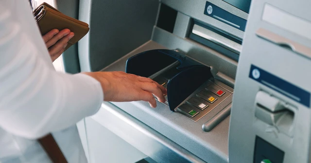 Banka ATM'leri, şifresini değiştirmeyenlerin kartlarını yutacak!