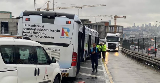 İstanbul'da fırlayan rögar kapağı metrobüsün kapısını kırdı: Yolcu yola düştü